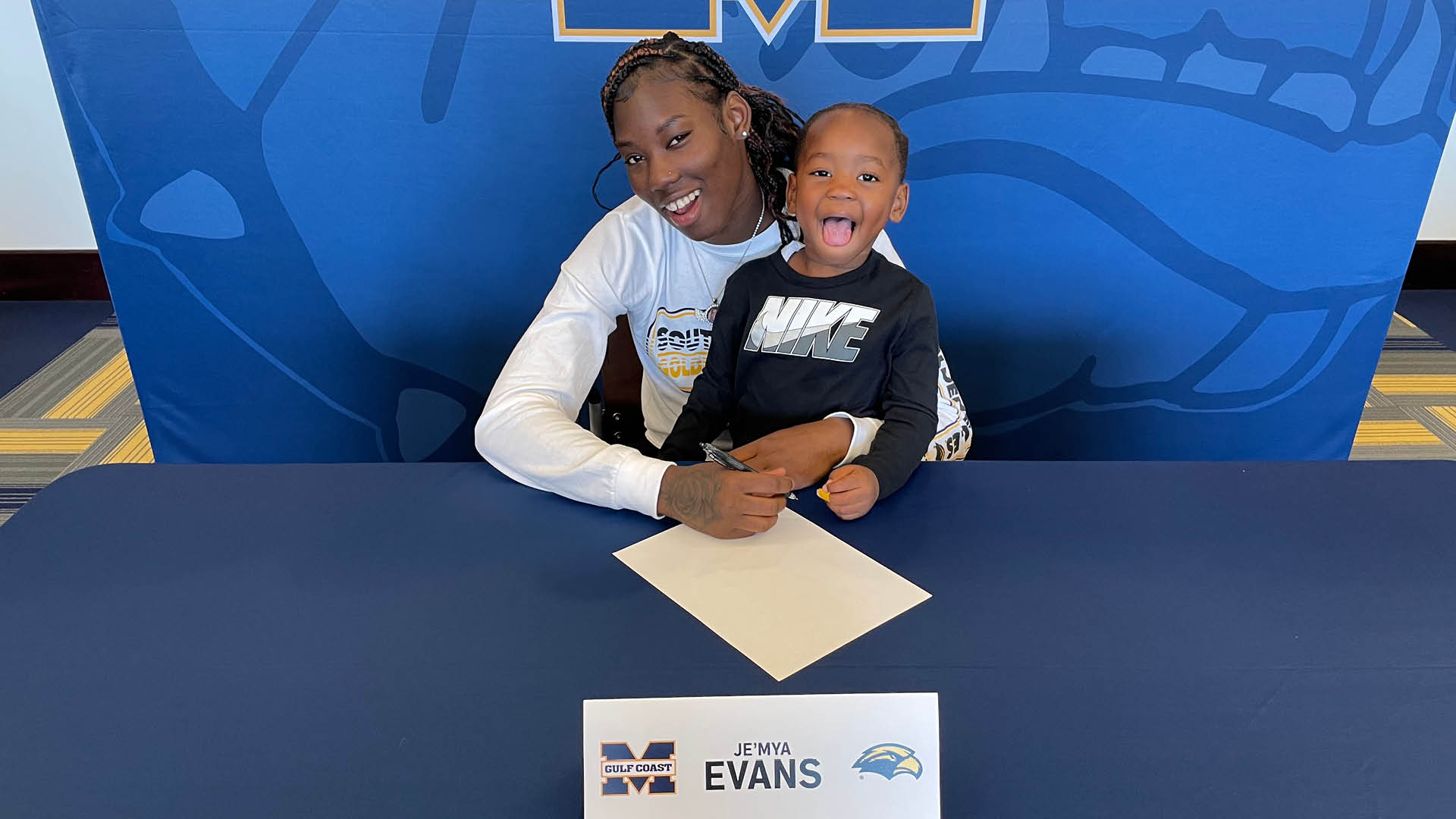 Evans signs with USM